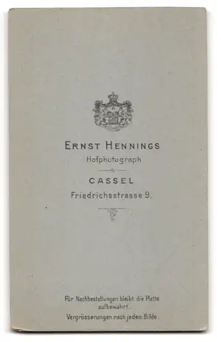 Fotografie Ernst Hennings, Cassel, Friedrichs-Strasse 9, Ältere Frau mit Duttfrisur und floral geschmücktem Kleid