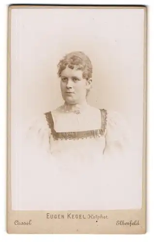 Fotografie Eugen Kegel, Cassel, Gr. Rosenstrasse 5, Junge Frau mit Stirnlocken und Brosche