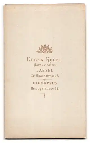 Fotografie Eugen Kegel, Cassel, Gr. Rosenstrasse 5, Junge Frau mit Stirnlocken und Brosche