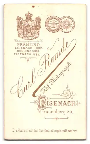 Fotografie Carl Remde, Eisenach, Frauenberg 29, Dame mit floralem Kopfschmuck und Herr mit Vollbart und Blüten am Revers