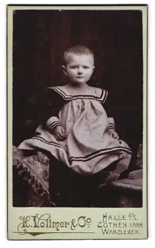 Fotografie H. Vollmer & Co., Halle /S., Kleines Kind in weitem Kleidchen