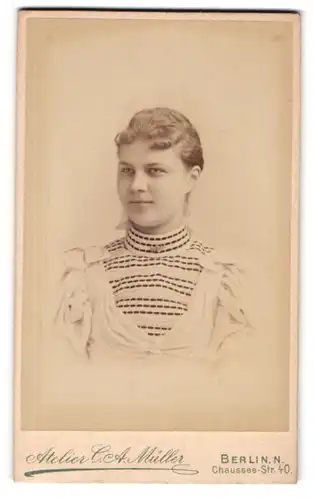 Fotografie C. A. Müller, Berlin N., Chaussee-Strasse 40, Lächelnde junge Frau mit Stirnlocken