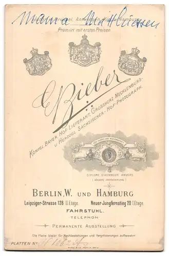 Fotografie E. Bieber, Berlin W., Leipziger-Strasse 128, Lächelnde Frau mit Perlenbrosche