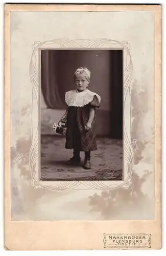 Fotografie Hans Kröger, Flensburg, Holm 12, Kleines Kind mit kurzen Haaren im Kleidchen