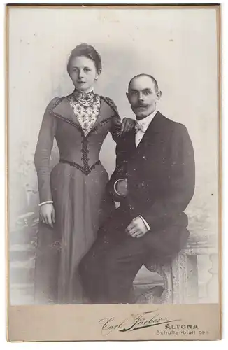 Fotografie Carl Färber, Altona, Schulterblatt 59b, Ehepaar in festlicher Kleidung