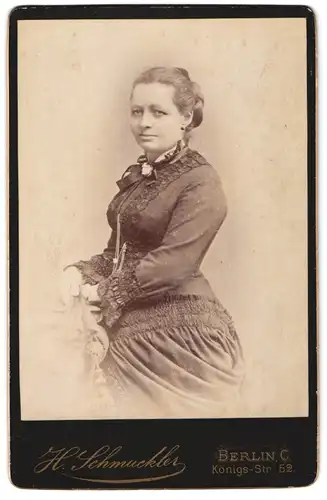 Fotografie H. Schmuckler, Berlin C., Königs-Strasse 52, Dame in tailliertem Rüschenleid, mit Brosche