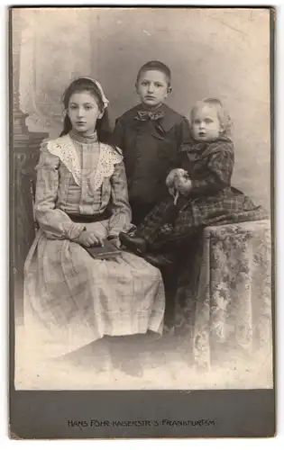 Fotografie Hans Föhr, Frankfurt a. M., Kaiserstrasse 3, Junges Mädchen mit Knaben und kleinem Kind im Sonntagsstaat