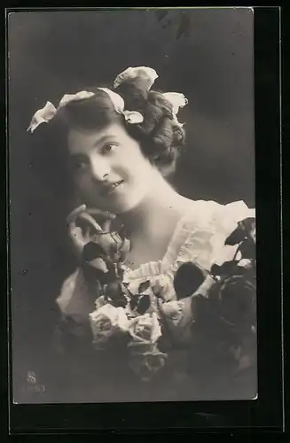 Foto-AK L.J. & F.F. Nr.: 2348 /3, Verträumtes Mädchen mit Schleifen im Haar