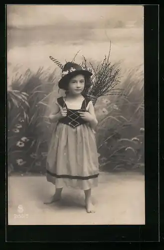 Foto-AK L.J. & F.F. Nr.: 2159 /5, Mädchen in Tracht mit Federhut