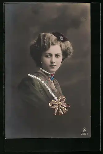 Foto-AK L.J. & F.F. Nr.: 2520 /1, Vornehme Frau mit aufgeklebten Schmuck