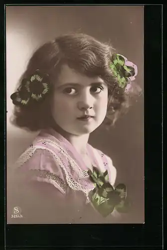 Foto-AK L.J. & F.F. Nr.: 3264 /4, Kleines Mädchen mit Glücksbringer-Klee