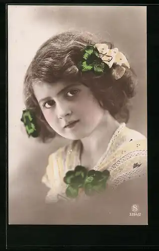 Foto-AK L.J. & F.F. Nr.: 3264 /2, Mädchen mit Vierblättrigem Klee im Haar