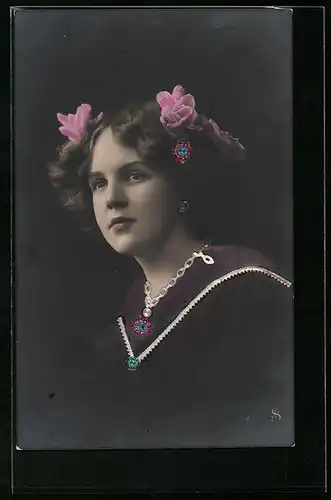 Foto-AK L.J. & F.F. Nr.: 2518 /4, Mädchen mit Schmuck und Brosche im Haar