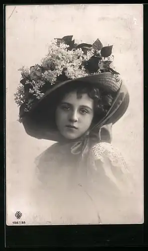 Foto-AK RPH SBW: Junge Dame mit blumengeschmücktem Hut