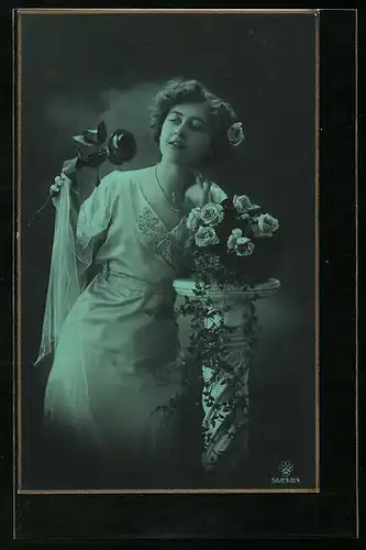 Foto-AK RPH SBW: Dame mit Rose in der Hand steht neben einer Säule