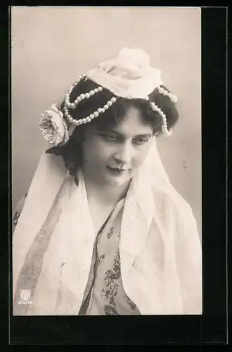 Foto-AK RPH SBW: Frau mit perlenbesetztem Kopftuch mit Blume