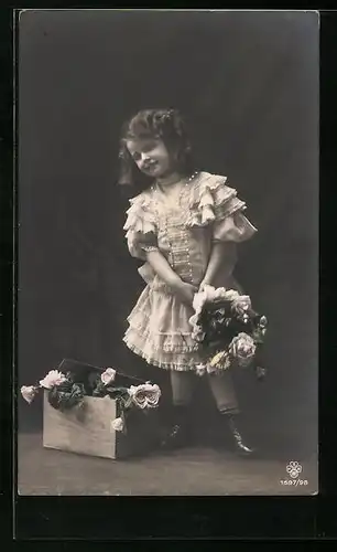 Foto-AK RPH SBW: Mädchen in weissem verzierten Kleid hält einen Blumenstrauss