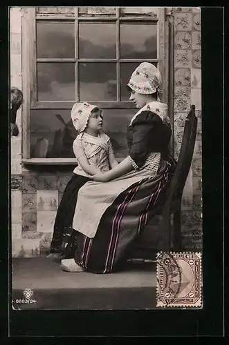 Foto-AK RPH SBW: Mutter und Tochter in Trachten und Holzschuhen