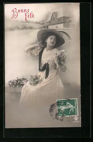 Foto-AK RPH SBW: Junge Dame sitzt auf einer Brücke