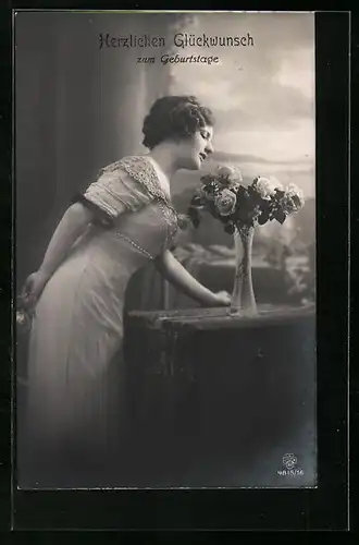 Foto-AK RPH SBW: Junge Dame mit geklöppeltem Überwurf riecht an Blumen