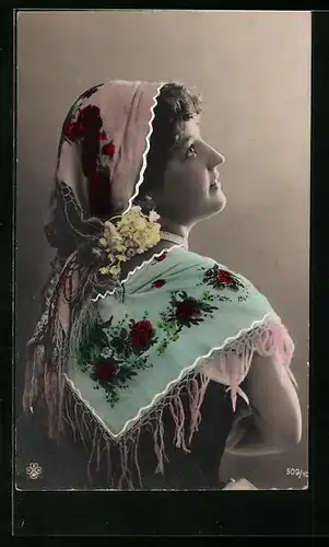 Foto-AK RPH SBW: Dame mit besticktem Tuch hat lockige Haare