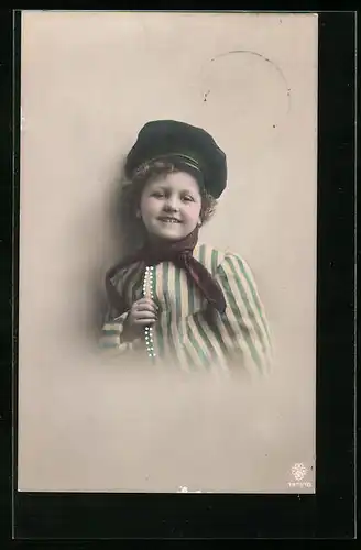 Foto-AK RPH SBW: Kleines Kind in gestreifter Jacke trägt eine Kappe