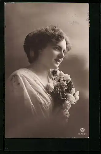 Foto-AK RPH SBW: Junge Dame in besticktem Kleid hält einen Blumenstrauss