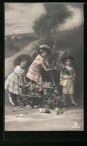 Foto-AK RPH SBW: Drei kleine Mädchen mit einem Bollerwagen voller Blumen