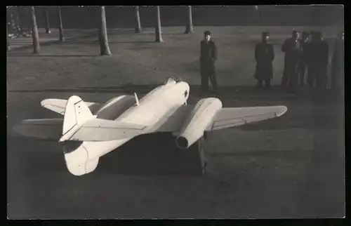 7 Fotografien Flugzeug-Modellbau, Düsenjet-Modell vom Rohbau bis zum fertigen Modell, Staffelabzeichen Maus