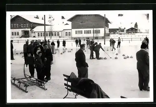 Foto-AK Menschen beim Curling