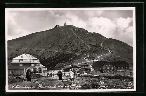 AK Riesengebirge, Riesenbaude und Schlesierhaus mit der Koppe