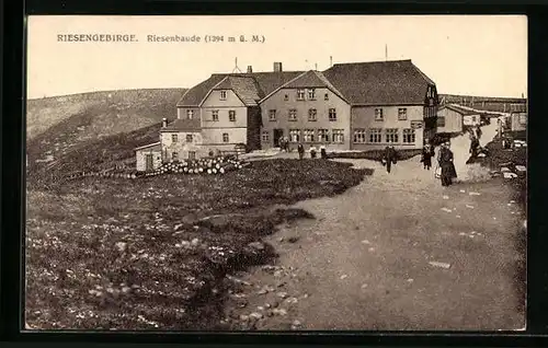 AK Riesengebirge, Riesenbaude mit Besuchern