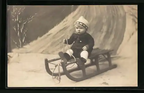 AK Kleinkind auf Schlitten