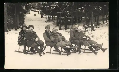 Foto-AK Ältere Herrschaften beim Schlitten Fahren