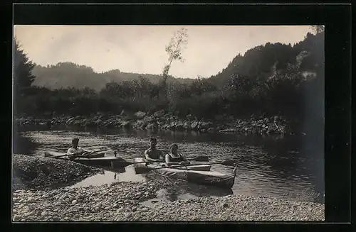 AK Trio beim freizeitlichen Ruderboot Fahren