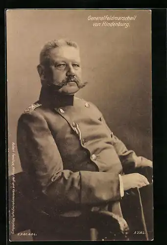 AK Generalfeldmarschall Paul von Hindenburg in seinem Stuhl sitzend