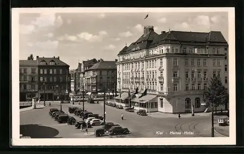 AK Kiel, Hansa-Hotel mit gefüllten Parkplatz