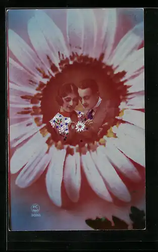 Foto-AK P. C. Paris: Paar in einer Margaritenblüte, Blumenorakel