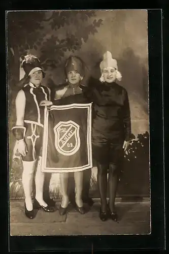 AK Drei kostümierte junge Frauen mit Fahne P.S.C. Adler 08