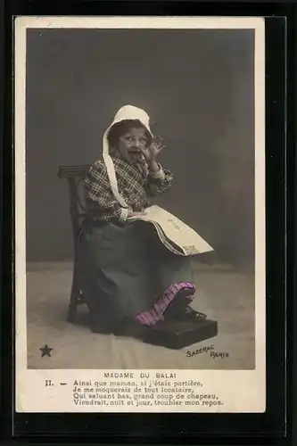 AK Madame du Balai mit Spottgeste und Zeitung