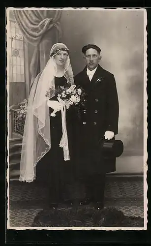 AK Brautpaar mit Schleier und Zylinder