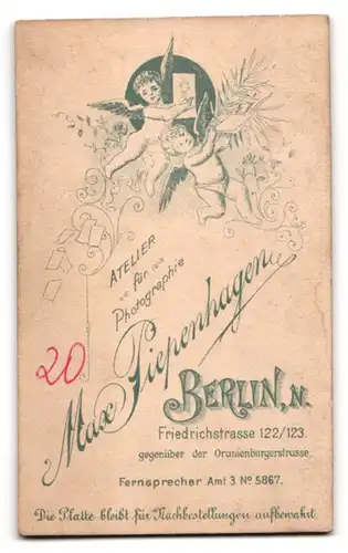 Fotografie Max Piepenhagen, Berlin, Friedrichstr. 122 /123, junger charmanter Mann mit Fliege im Jackett