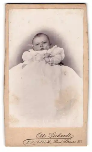 Fotografie Otto Gerhardt, Berlin, Bad-Strasse 20, Portrait süsses Baby im weissen Taufkleidchen