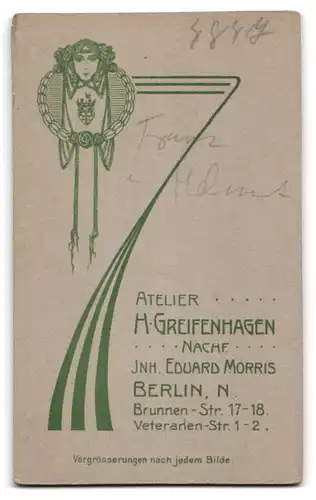 Fotografie H. Greifenhagen, Berlin, Brunnenstr. 17-18, Portrait zwei freche Buben in schwarzen Anzügen