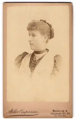 Fotografie Ateluer Casparius, Berlin, Chaussee-Str. 34, Portrait blonde junge Frau mit Brosche am Blusenkragen