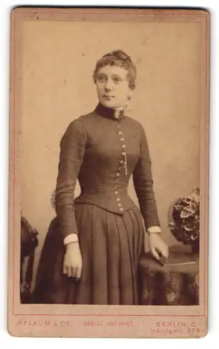 Fotografie Pflaum & Co., Berlin, Königstr. 57a, Portrait bildschönes Fräulein im prachtvollen Kleid