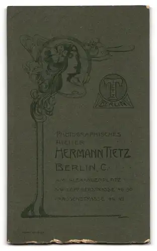 Fotografie Hermann Tietz, Berlin, Leipzigerstr. 46-50, Portrait brünette Schönheit mit Blumen in der Hand