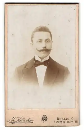 Fotografie M. Kalischer, Berlin, Rosenthalerstr. 45, Portrait stattlicher junger Mann mit Schnurrbart