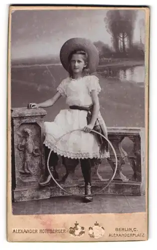 Fotografie Alexander Rothberger, Berlin, Alexanderplatz, Portrait hübsches blondes Mädchen mit Sommerhut und Reifen