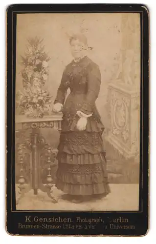 Fotografie K. Gensichen, Berlin, Brunnenstr. 124, Portrait einer elegant gekleideten Frau